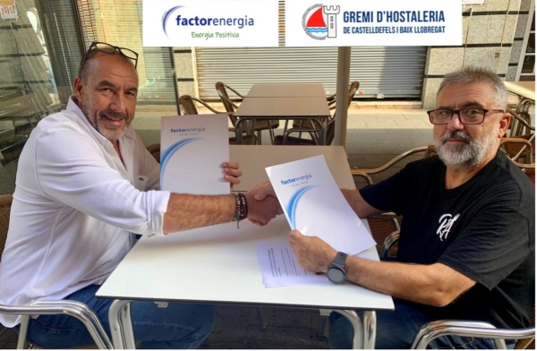 El presidente del Gremio de Hostelería de Castelldefels, Manuel Ortiz, junto a Nico Arcas, CEO de Ilumina Energía, en el momento de la firma del acuerdo de colaboración.